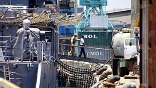 Un ufficiale della marina americana scorta presunto pirata somalo