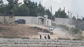 صورة تعبيرية- تقوم وحدة من الجيش الإسرائيلي بدورية على طرق ترابية بالقرب من منازل فلسطينية يحاصرها مستوطنون إسرائيليون