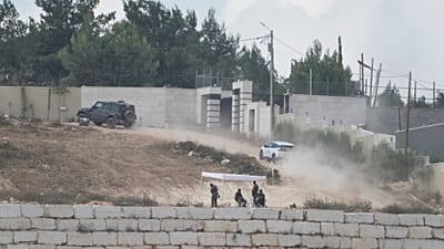 صورة تعبيرية- تقوم وحدة من الجيش الإسرائيلي بدورية على طرق ترابية بالقرب من منازل فلسطينية يحاصرها مستوطنون إسرائيليون