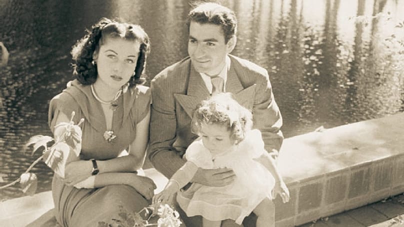 عکس آرشیوی؛ محمدرضا پهلوی، ملکه فوزیه و شاهدخت شهناز، اثر سیسیل بیتون، 