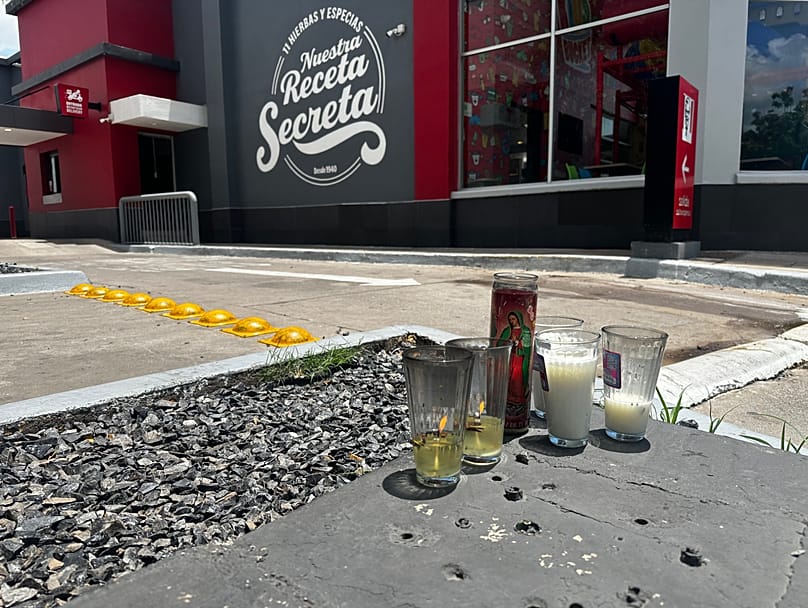 Velas encendidas cerca del lugar donde César Gastélum, un influencer de redes sociales, fue asesinado la noche anterior en Culiacán, México, el miércoles 5 de agosto de 2026. 
