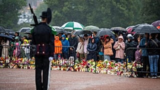Скорбящие, промокнув под проливным дождём, собрались, чтобы увидеть прибытие останков короля Харальда V к королевскому дворцу в Осло.
