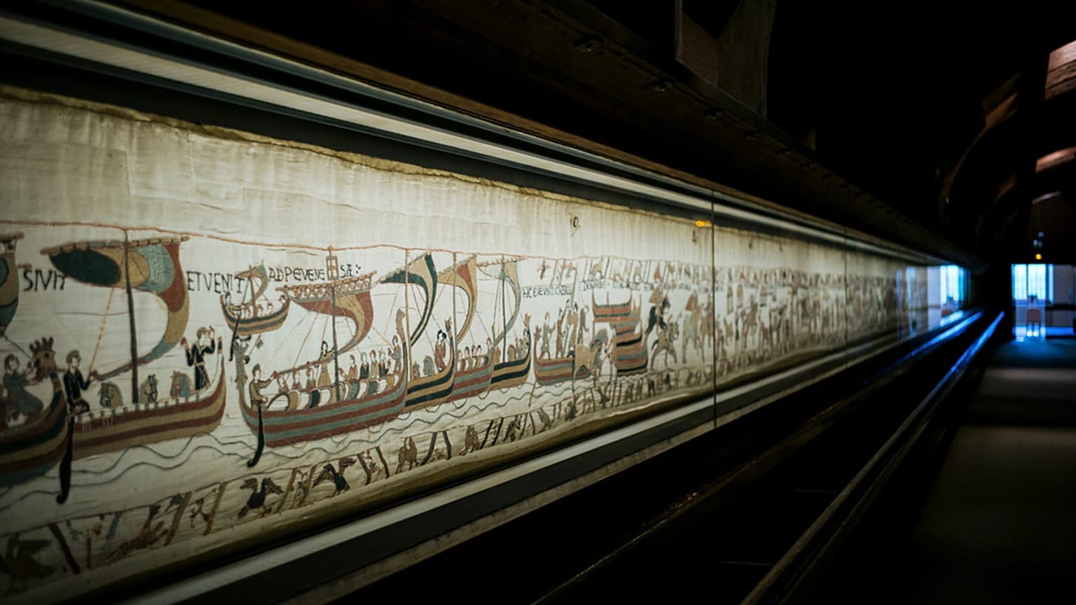ARCHIVES - Cette photo prise le 18 septembre 2019 montre la tapisserie de Bayeux, datant du XIe siècle, qui retrace la conquête normande de l'Angleterre, à Bayeux, en France.