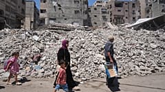 فلسطينيون يسيرون وسط أنقاض المباني التي دمرتها الغارات الجوية الإسرائيلية خلال الحرب مع حماس، في مدينة غزة، الاثنين 24 أغسطس 2026.
