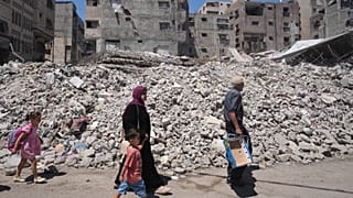 فلسطينيون يسيرون وسط أنقاض المباني التي دمرتها الغارات الجوية الإسرائيلية خلال الحرب مع حماس، في مدينة غزة، الاثنين 24 أغسطس 2026.