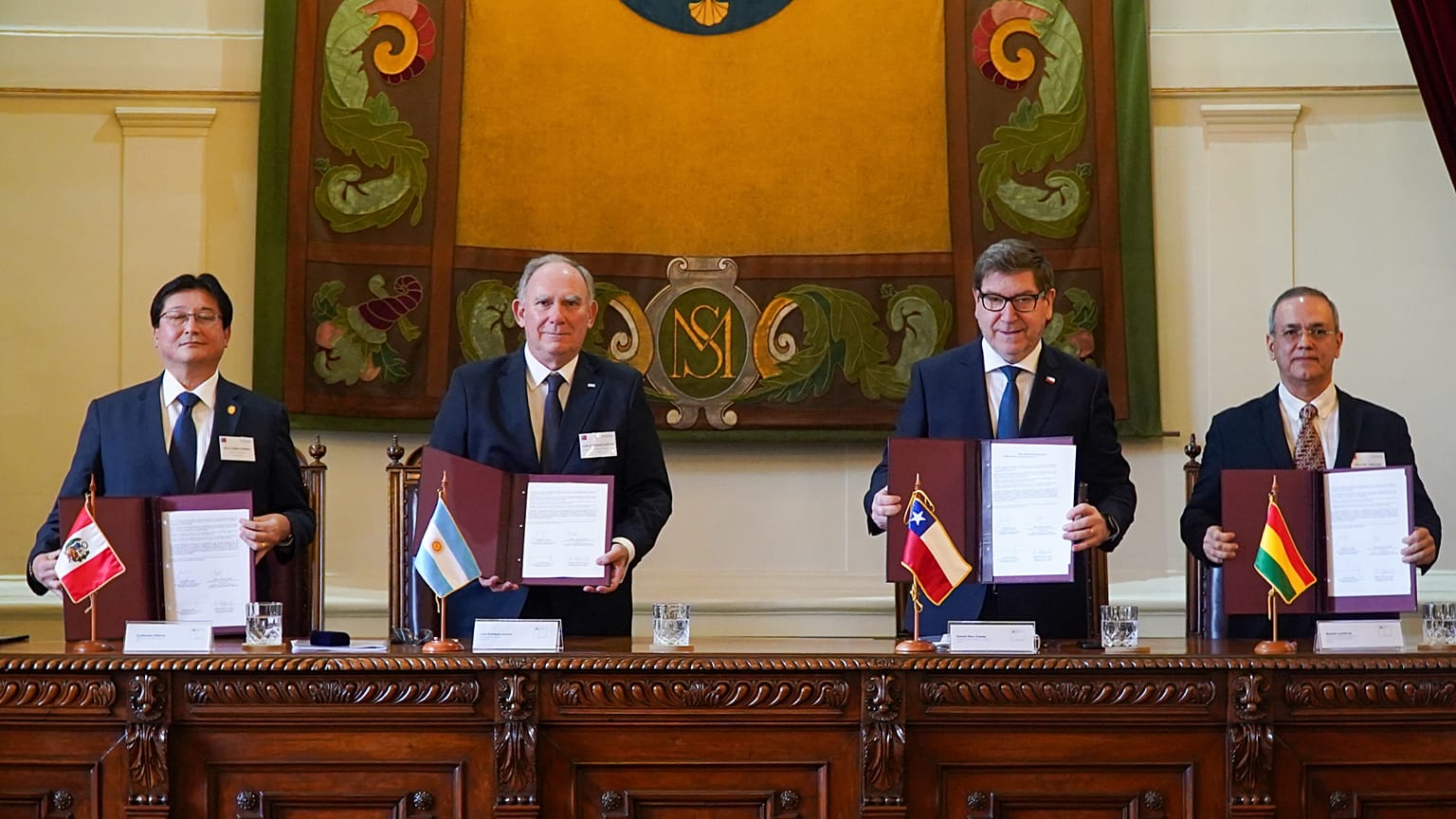 Autoridades mineras de Perú, Argentina, Chile y Bolivia, tras la firma de la declaración conjunta sobre minerales estratégicos, 28 de agosto de 2026, en Santiago de Chile. 