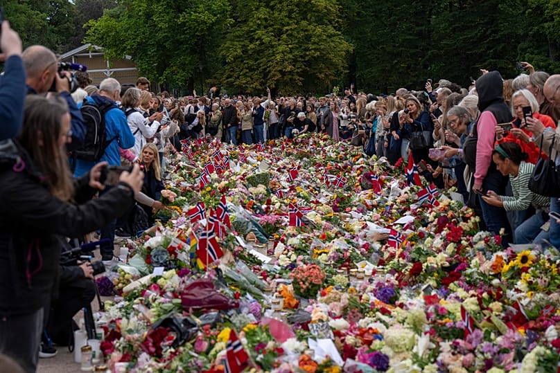 People gather in Palace Square to mourn Norway's King Harald V following the announcement of his death in Oslo, 28 August, 2026
