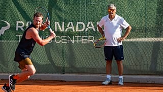 Toni Nadal supervisiona os treinos no Rafa Nadal Tennis Center em Sani, na região de Halkidiki