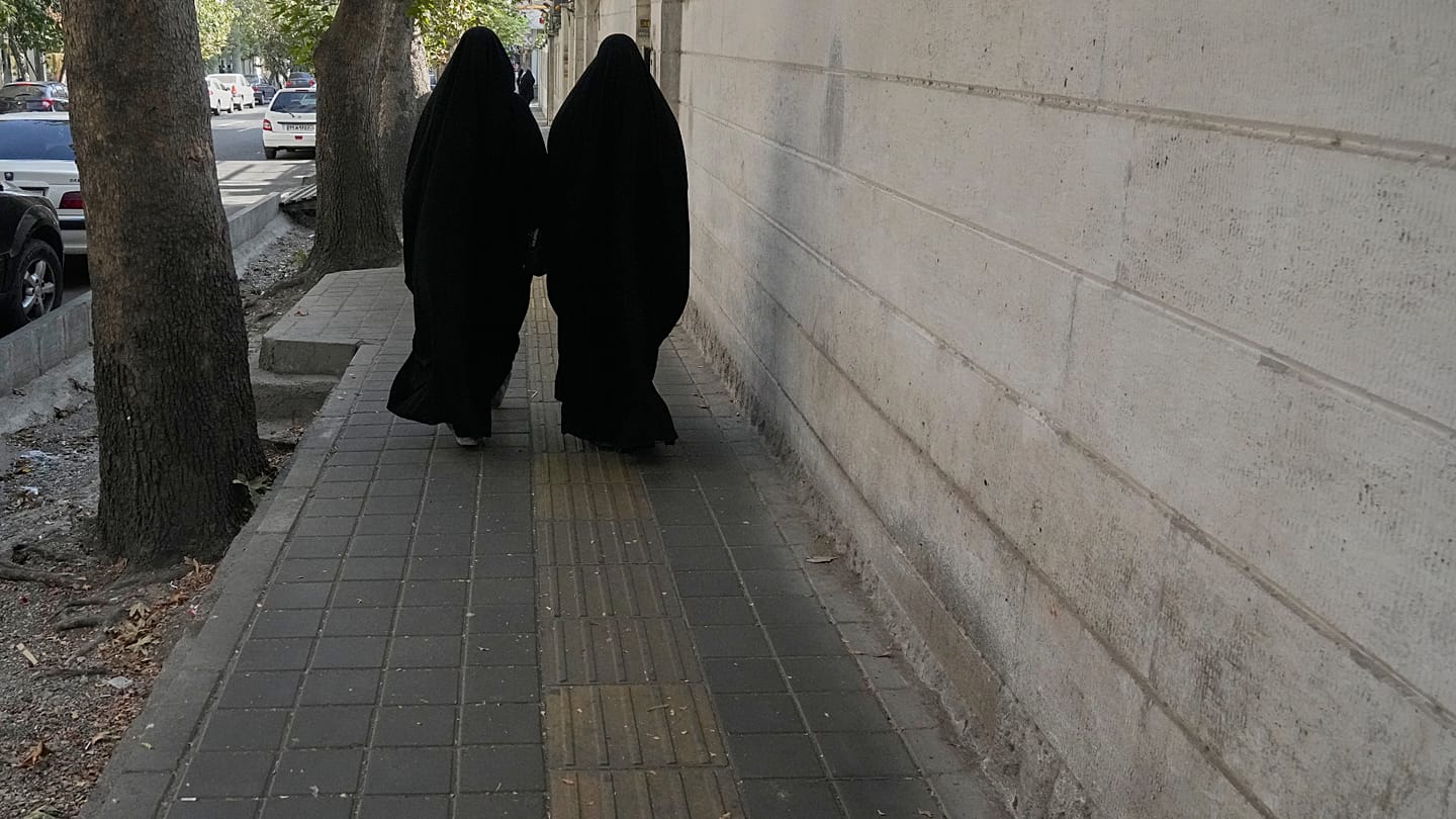عقوبات أمريكية جديدة على إيران ومزيد من الذخائر في طريقها للشرق الأوسط.. وخامنئي يدعو لـ”التماسك”