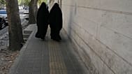 نساء يسيرن على الرصيف في وسط مدينة طهران، إيران، الاثنين 17 أغسطس 2026. (AP Photo/فاهد سليمي)