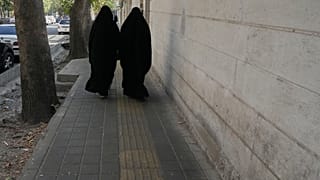 نساء يسيرن على الرصيف في وسط مدينة طهران، إيران، الاثنين 17 أغسطس 2026. (AP Photo/فاهد سليمي)
