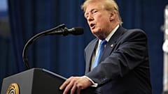 الرئيس دونالد ترامب يتحدث خلال حدث لتقديم وسام الشرف الفضائي للكونغرس لأفراد طاقم أرتميس 2، الجمعة 28 أغسطس 2026