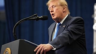 الرئيس دونالد ترامب يتحدث خلال حدث لتقديم وسام الشرف الفضائي للكونغرس لأفراد طاقم أرتميس 2، الجمعة 28 أغسطس 2026