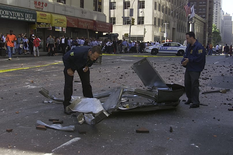 ARCHÍV: az FBI nyomozói egy fémdarabot vizsgálnak az ikertornyok elleni támadások után - New York, 2001. szeptember 11.