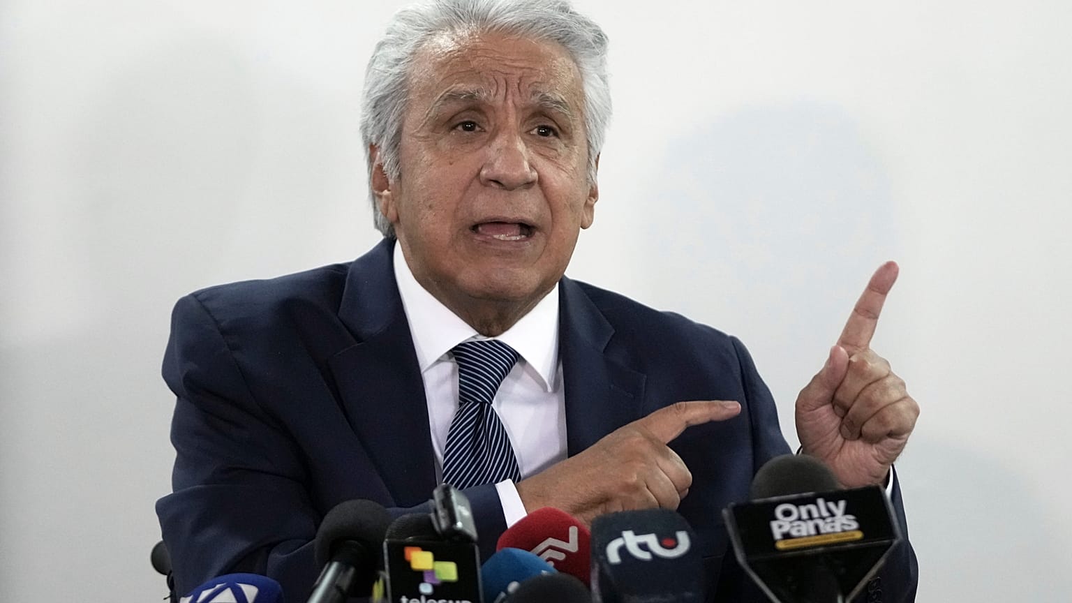 El expresidente de Ecuador, Lenín Moreno, habla con la prensa en Quito, Ecuador, el 28 de agosto de 2026.