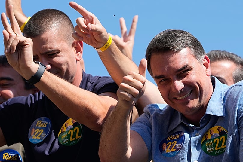 O candidato presidencial da oposição, Flavio Bolsonaro, faz o sinal de «polegar para cima» durante um comício no Rio de Janeiro