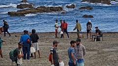 Migranci, którzy przedostali się z Maroka do Hiszpanii, wracają na plażę po wydaleniu ich dzień wcześniej, w hiszpańskiej enklawie Ceuta 21 sierpnia 2026 r.