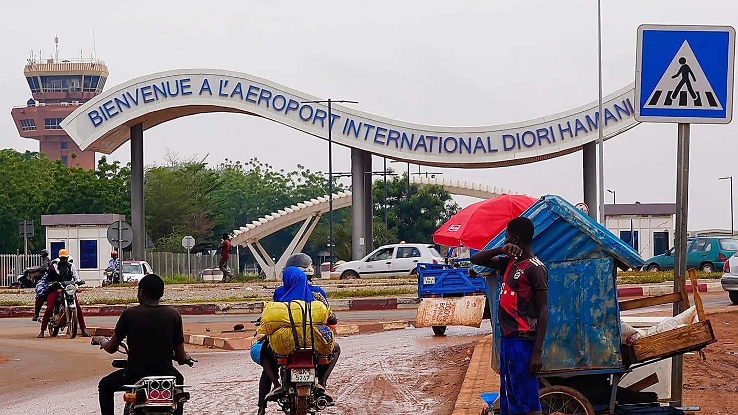 Nijer'in başkenti Niamey'de Cumhurbaşkanlığı sarayı çevresinde çatışma ve ağır silah sesleri