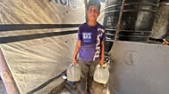 طفل فلسطيني نازح حصل على كمية قليلة من الماء الصالح للشرب في غزة 