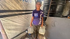 طفل فلسطيني نازح حصل على كمية قليلة من الماء الصالح للشرب في غزة 
