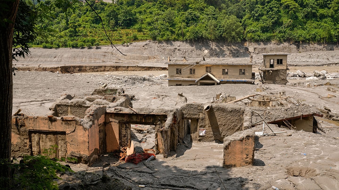Nepal'daki ölümcül selde kayıp listesinde yüzlerce yabancı