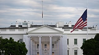 تُنكَّس الأعلام تكريماً لدولي بارتون، يوم الثلاثاء 25 أغسطس 2026، في واشنطن، عند البيت الأبيض. 