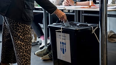 Un votante deposita su papeleta durante el referéndum de Islandia en el Ayuntamiento de Reikiavik, en Reikiavik, Islandia, el sábado 29 de agosto de 2026.
