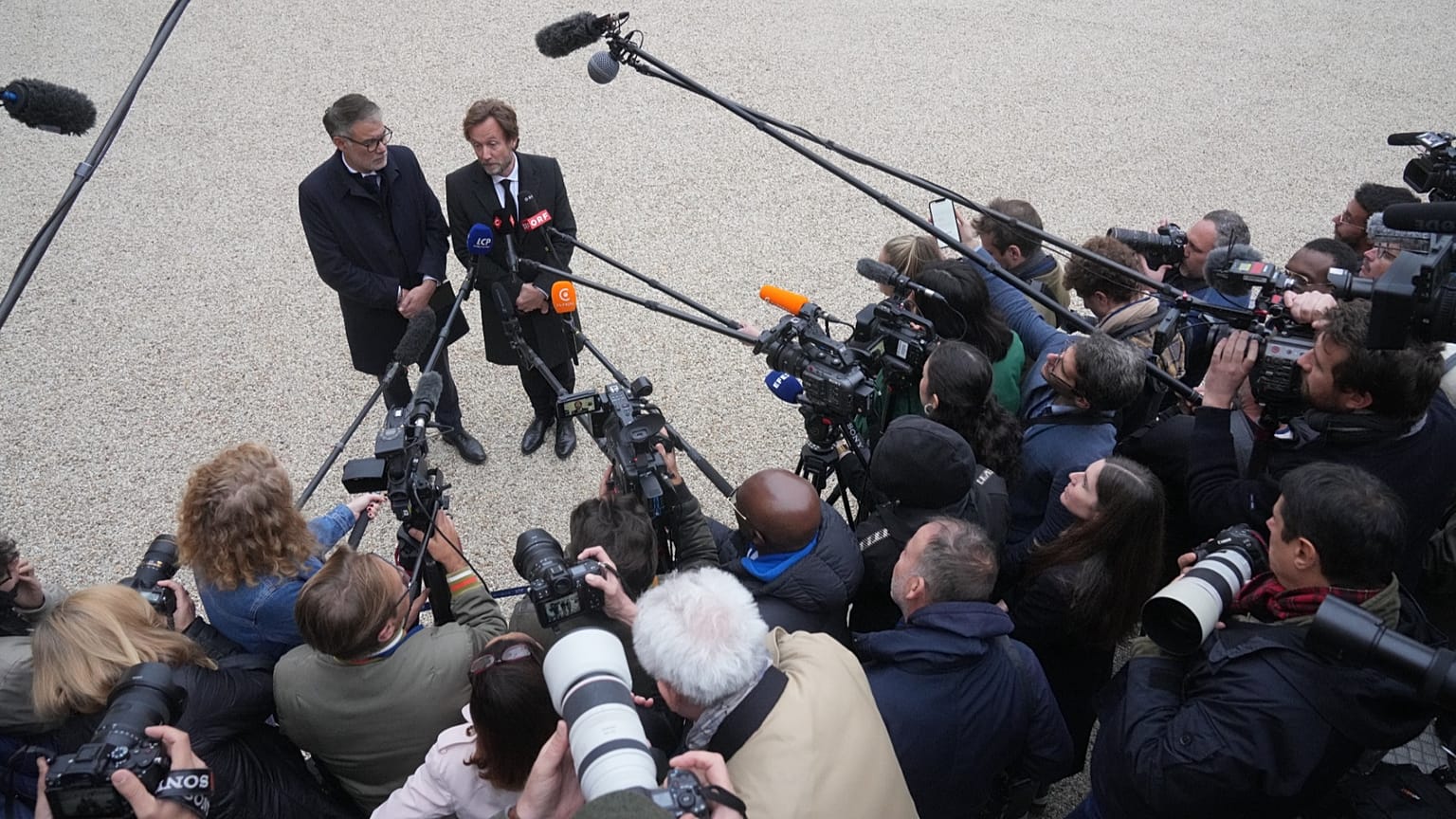 Olivier Faure et Boris Vallaud s'expriment devant la presse après une rencontre avec Emmanuel Macron, le 10 octobre 2025.