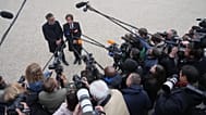 Olivier Faure et Boris Vallaud s'expriment devant la presse après une rencontre avec Emmanuel Macron, le 10 octobre 2025.
