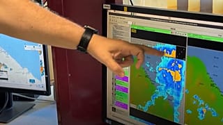 En Kourou, un meteorólogo explica las condiciones antes del lanzamiento del 28 de agosto de 2026.