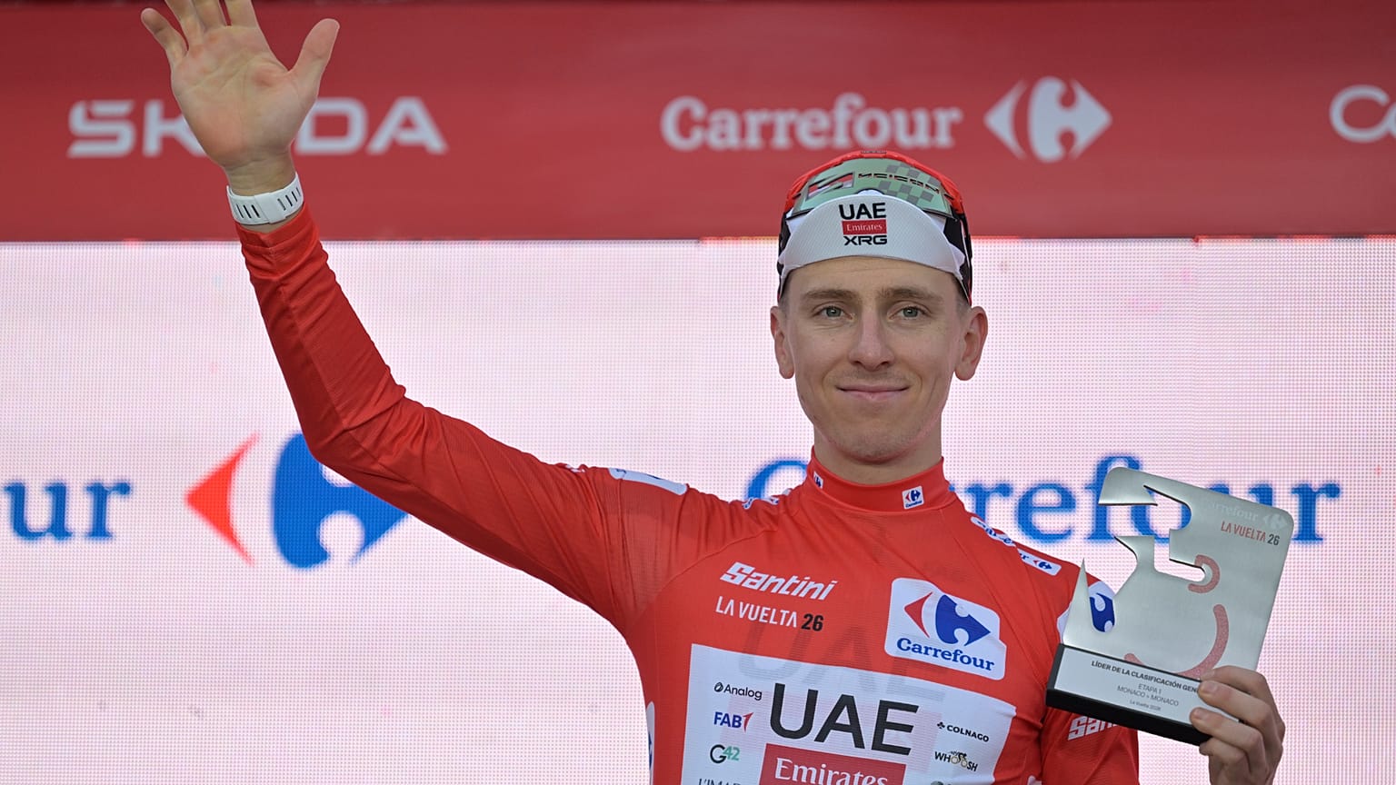 El esloveno Tadej Pogacar, ataviado con el maillot rojo de líder de la clasificación general de la Vuelta a España, el 22 de agosto de 2026.