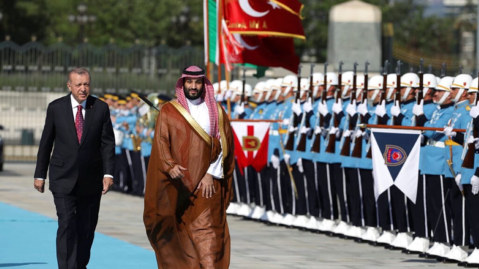 يستعرض الرئيس التركي رجب طيب أردوغان وولي العهد السعودي  محمد بن سلمان حرس الشرف العسكري خلال مراسم استقبال في أنقرة، يوم الأربعاء 22 يونيو/حزيران 2022.