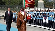 يستعرض الرئيس التركي رجب طيب أردوغان وولي العهد السعودي  محمد بن سلمان حرس الشرف العسكري خلال مراسم استقبال في أنقرة، يوم الأربعاء 22 يونيو/حزيران 2022.