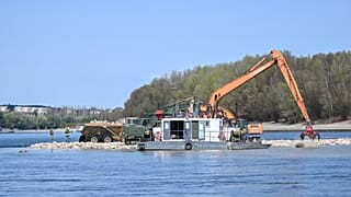 Munkagépek a paksi atomerőműnél épülő fenékküszöb építésénél, 2026 augusztus 23-án