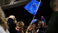 Un simpatizante ondea una bandera de la Unión Europea durante una concentración a favor del "sí" en Reikiavik, Islandia, el 30 de agosto de 2026.