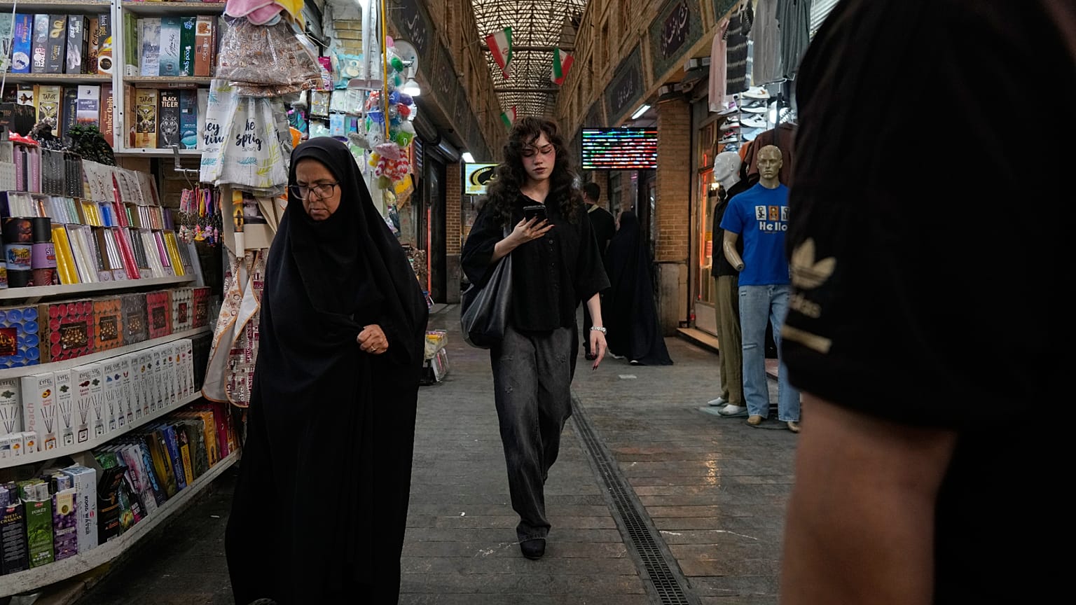 الناس يسيرون في البازار التجريشي التقليدي في شمال طهران، إيران، الأحد 2 أغسطس 2026. (AP Photo/فاهد سليمي)