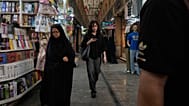 الناس يسيرون في البازار التجريشي التقليدي في شمال طهران، إيران، الأحد 2 أغسطس 2026. (AP Photo/فاهد سليمي)