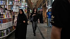 Personas caminan por el bazar tradicional de Tajrish en el norte de Teherán, Irán, domingo dos de agosto de 2026. (Foto AP/Fahd Salimi)