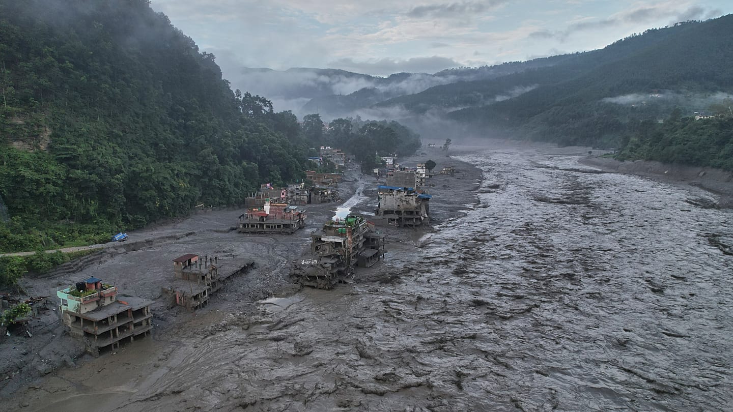 Nepal yeni sel uyarısı yapıyor: Halk yıkımın etkileriyle boğuşuyor