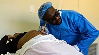 Lesotho : un nombre croissant d'hommes se forment au métier de sage-femme