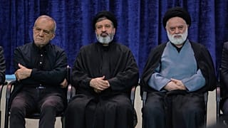 مسعود پزشکیان در کنار دو برادر مجتبی خامنه‌ای، رهبر فعلی ایران