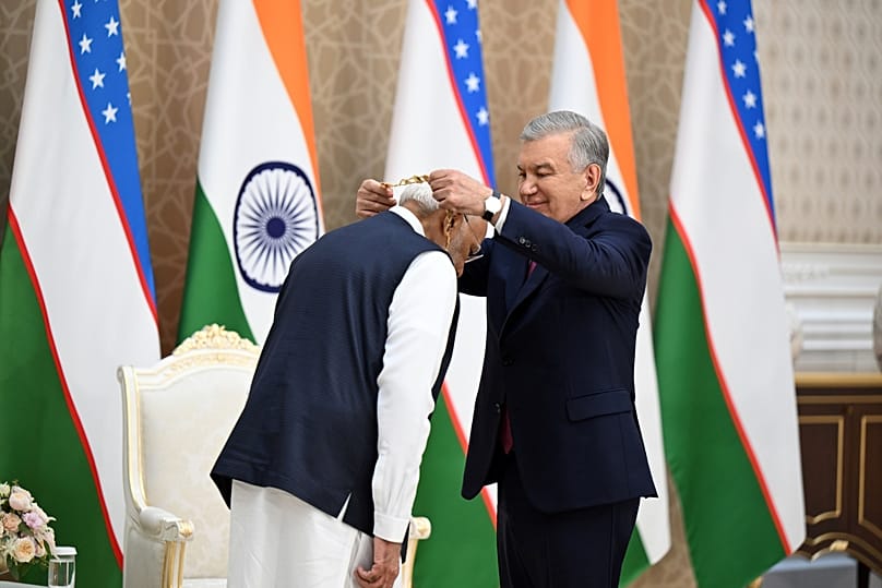 Uzbek President Shavkat Mirziyoyev presents Indian Prime Minister Narendra Modi with the Oliy Darajali Do‘stlik Order during his state visit to Tashkent.