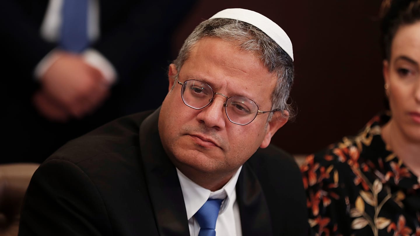 بن غفير يقتحم قسم الأسيرات الفلسطينيات ويصورهن متوعداً بـ”الحد الأدنى من المعاملة”