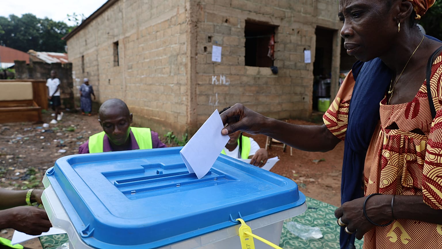 Uma eleitora vota durante um referendo sobre a concessão de novos poderes presidenciais, em Bissau, na Guiné-Bissau, 