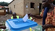 Uma eleitora vota durante um referendo sobre a concessão de novos poderes presidenciais, em Bissau, na Guiné-Bissau, 