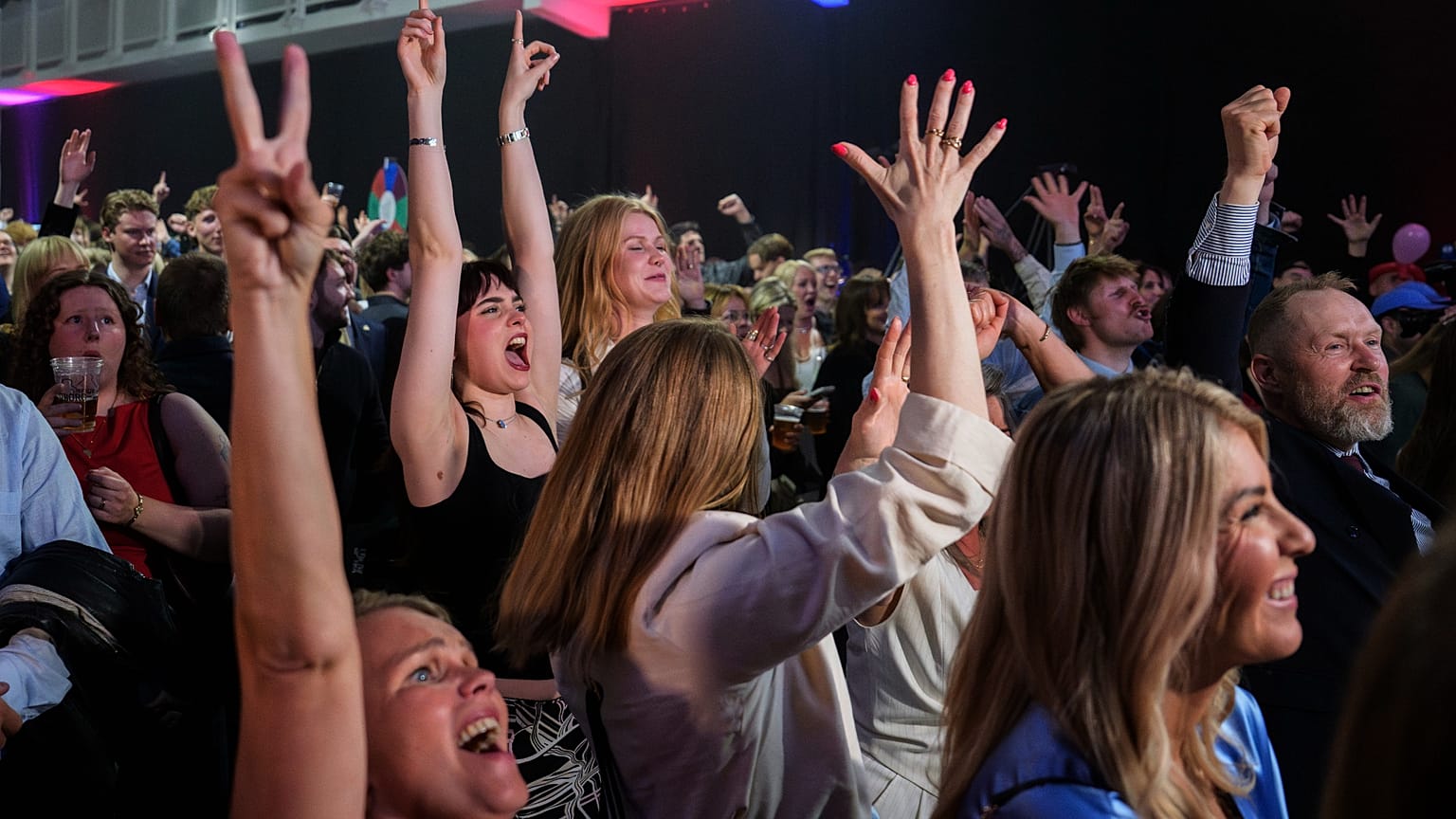 Des partisans du oui réagissent en suivant les premiers résultats du référendum lors d'une soirée électorale à Reykjavik