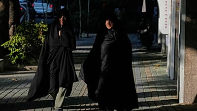 نساء يسيرن على الرصيف في شمال طهران، إيران، الخميس 13 أغسطس 2026. (AP Photo/فاهد سليمي)