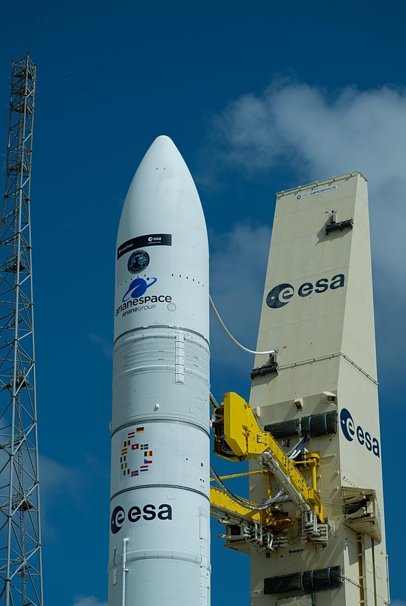 El MTG-I2 sobre su cohete Ariane 6 en la plataforma de lanzamiento del Puerto Espacial Europeo, en la Guayana Francesa. 