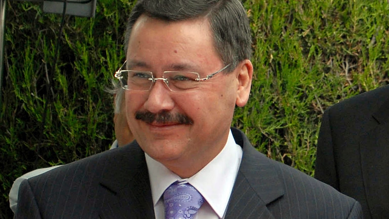 ARŞİV -  Dönemin Ankara Belediye Başkanı Melih Gökçek, Ankara'daki Fransız Büyükelçiliği bahçesinde poz veriyor, 15 Haziran 2006.