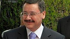 ARŞİV -  Dönemin Ankara Belediye Başkanı Melih Gökçek, Ankara'daki Fransız Büyükelçiliği bahçesinde poz veriyor, 15 Haziran 2006.